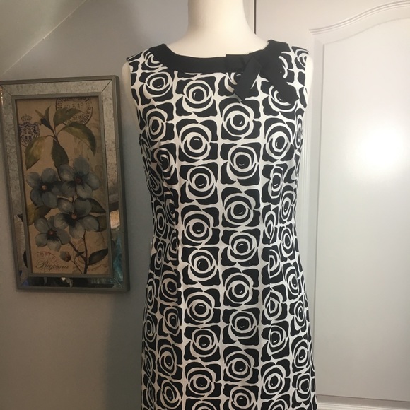 Tahari Dresses & Skirts - Tahari Black & White Dress!